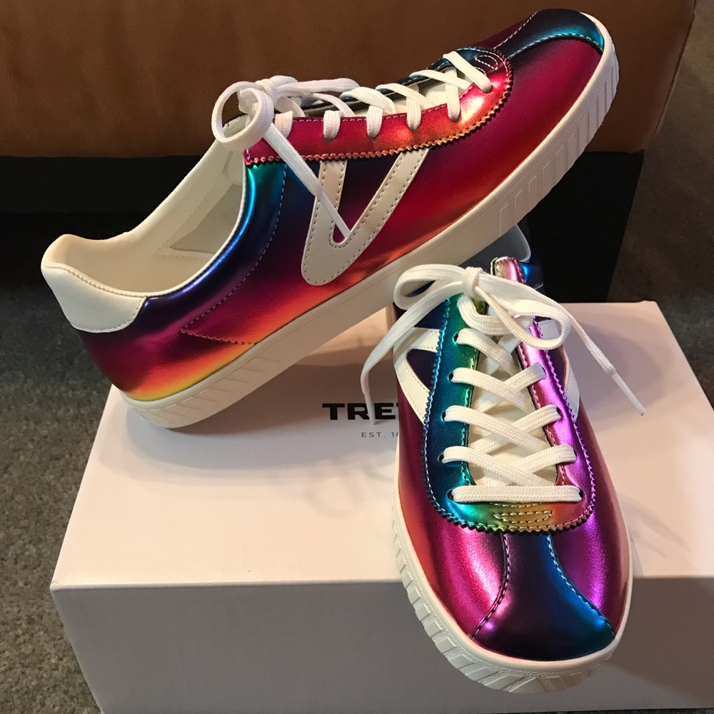 Tennis shoes /sneakers